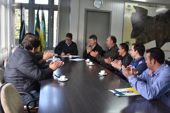 Prefeito assina decreto que cede por inteiro prédio do Território à Câmara